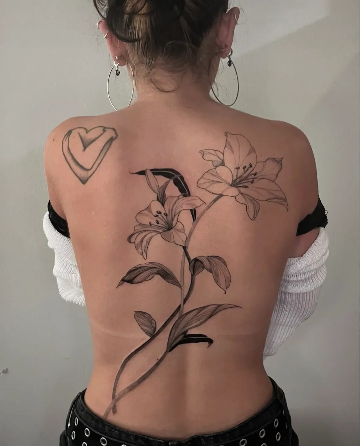 Tatuaje de flores en la espalda