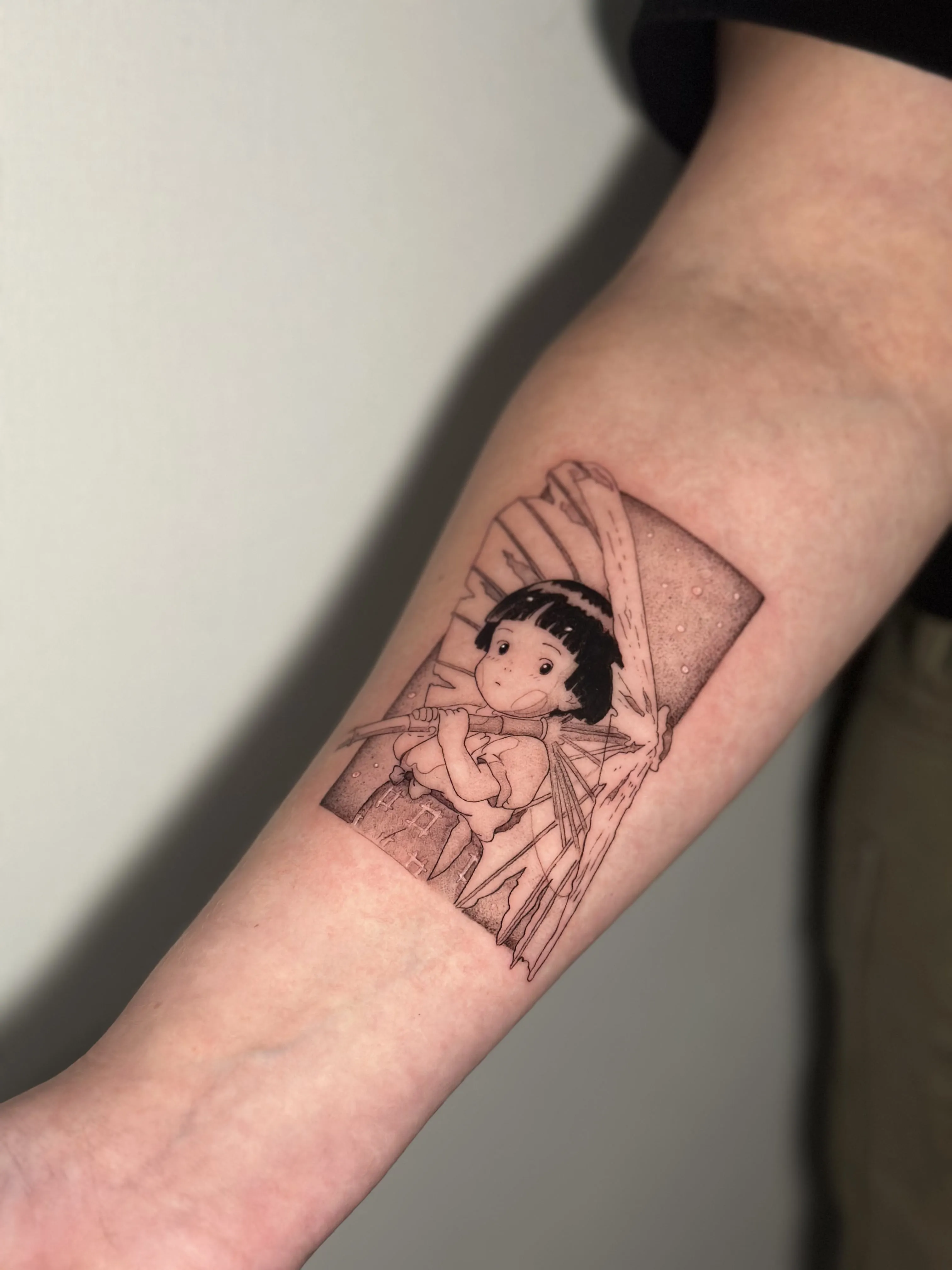 Tatuaje de animé en el brazo