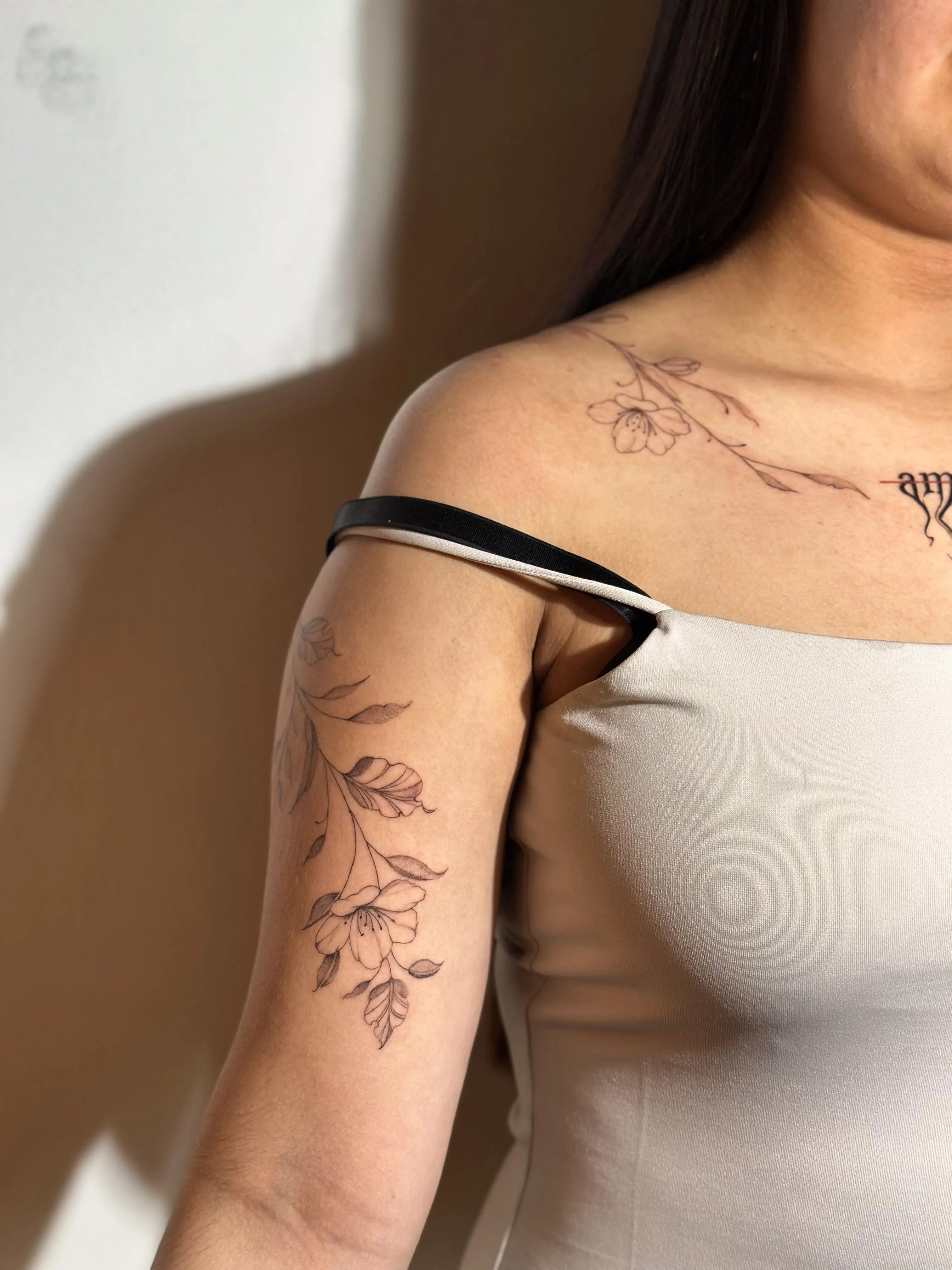 Tatuaje de flores en brazo y hombro