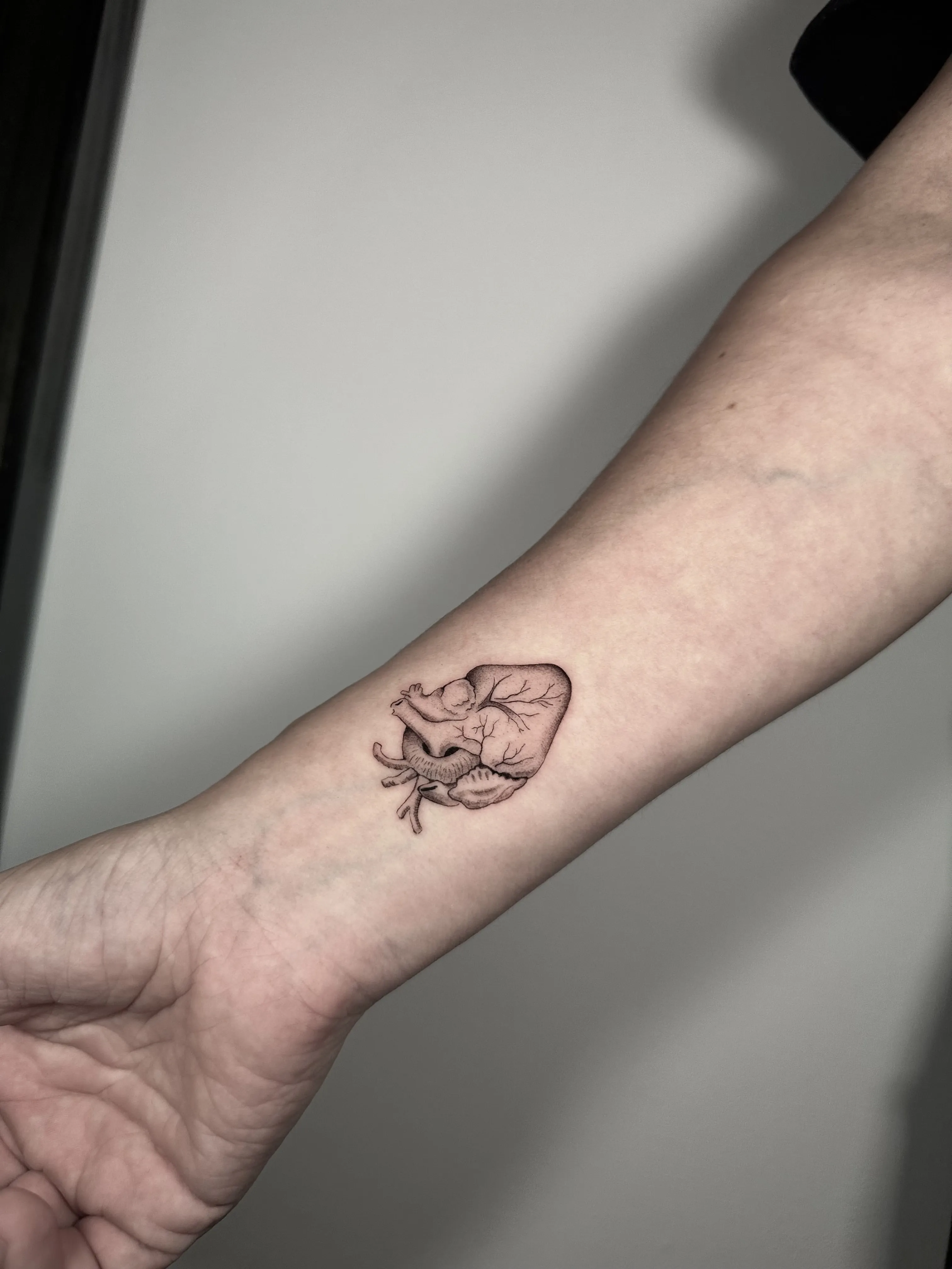 Tatuaje de un corazón en la muñeca