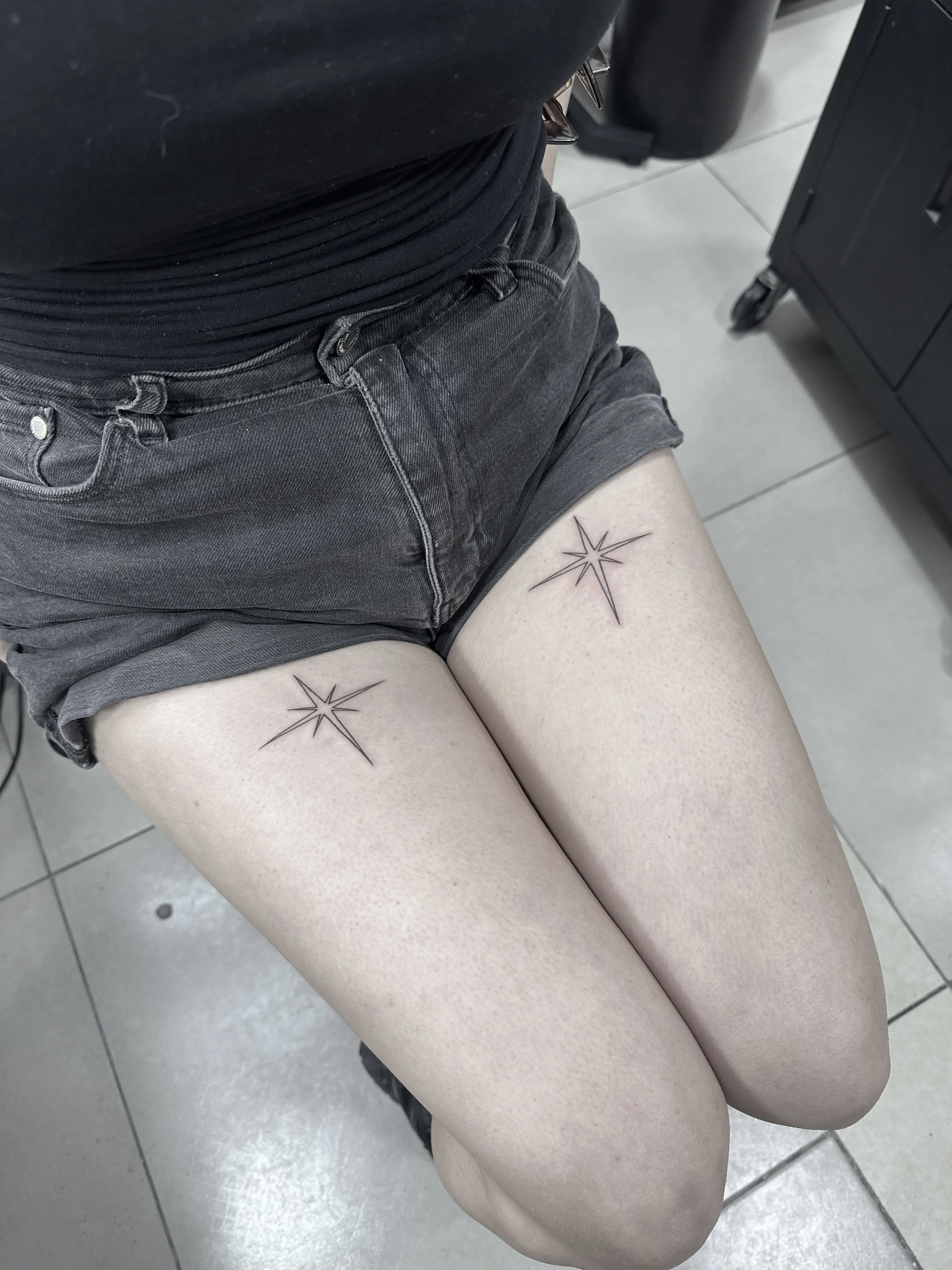 Tatuaje de animé en el brazo - Noventa y Seis Tattoo, Providencia, Santiago