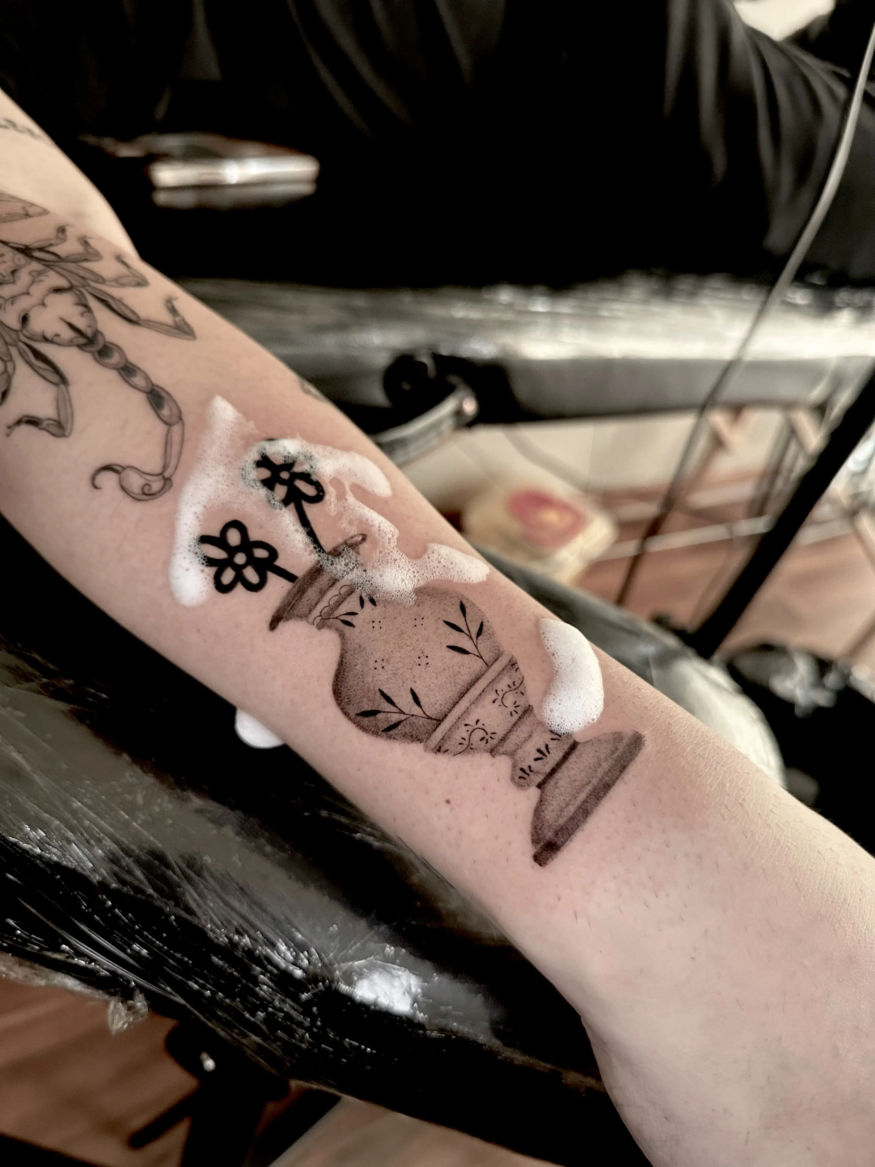 Tatuaje minimalista de corazón en la muñeca - Providencia, Santiago